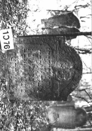 Grabstein 1076 (Index: 99899716) Material: Sandstein Zustand: verwittert Maße HxBxT: 74x61x13 cm Beschreibung: Stele mit Konvexbogenabschluss, etwas eingesunken: Grabstein 1076