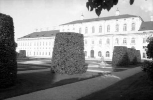 Oberschleißheim: Schloss Schleißheim, Westfassade mit Parkanlage