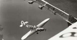 Dresden-Pillnitz, Sportflugzeug Klemm L-30 der SA-Fliegersturm-Staffel mit Werbeschriftzug über der Elbe, fotografiert aus einem Flugzeug