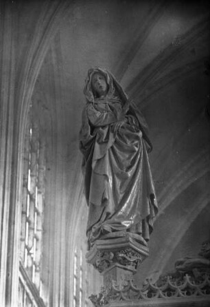 Maria links unterhalb des Triumphkreuzes