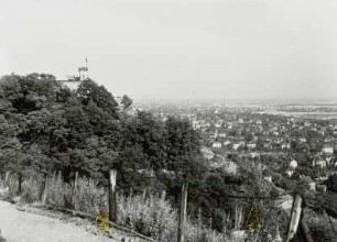 Radebeul. Blick von den Ebenbergen über die Stadt, links das Gasthaus "Friedensburg"