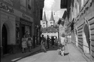 Berchtesgaden: Gasse in Berchtesgaden, Hintergrund Kirchtürme