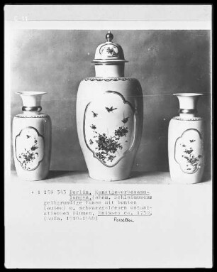 Gelbgrundige Vase mit bunten und schwarzgoldenen ostasiatischen Blumen