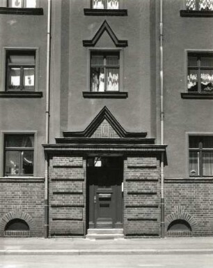 Oelsnitz/Vogtland, August-Bebel-Straße 57. Wohnhaus (um 1926/1928). Portal und Mittelrisalit