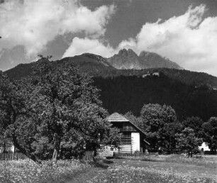 Gebirgslandschaft mit Gehöften (vielleicht in den Allgäuer Alpen)