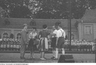 Dresden, Auftritt einer Volkstanzgruppe, Sommer- und Herbstkonzert des Sächsischen Bergsteigerchors "Kurt Schlosser" Dresden / Reproduktionen von Kurt Schlosser, 1960-1961