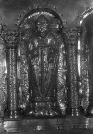 Godehardschrein — Fußseite mit drei Bischöfen, Bernward, Godehard und Innocenz II. — Bischof Godehard