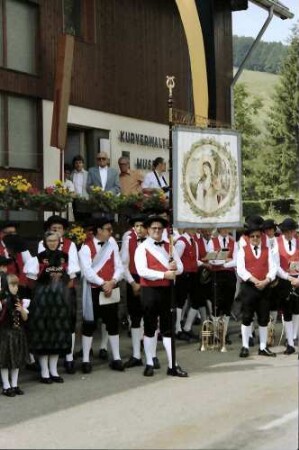 Bernau: Trachtengruppen vor dem Rathaus