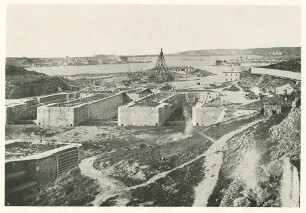 Druckschriftliche Fotoreportage zum Krimkrieg und Reisestationen des Fotografen: Docks und Schiffsreparaturanlagen im Hafen Sewastopols, im Hintergrund Schwarzes Meer