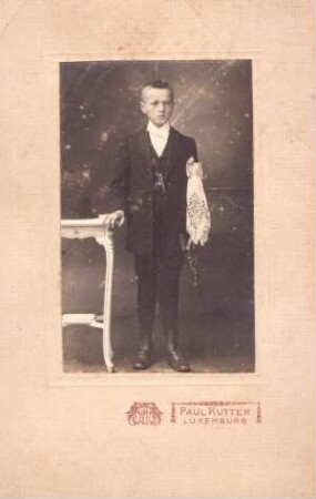 Foto Junge im Kommunionsanzug
