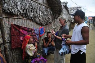 Kuna Yala - Kuna-Indianerin und deutsche Touristin : Deutsche Touristin handelt mit einer Kuna-Indianerin um den Preis für ein textitel Mola-Kunstwerk. Aufgenommen am 12. September 2011 auf einer der San Blas Inseln im autonomen Gebiet der Kuna-Indianer vor der Atlantikküste der Republik Panama