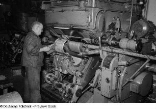 Arbeiter an einer Druckmaschine