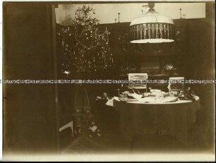 Gabentisch und Weihnachtsbaum