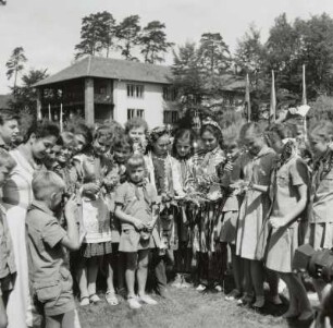 Gruppe von Kindern verschiedener Nationalitäten