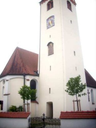 Ansicht von Nordosten mit Kirche über Kirchturm und Kirchhofmauer