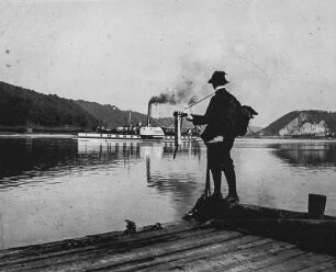 Wandervogelbewegung. Klampfenspieler am Elbufer, im Hintergrund Dampfer "Bohemia" (1863, Werft Blasewitz"
