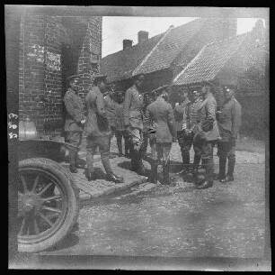 Pelves (Dep. Pas-de-Calais, Frankreich): Offiziere [des 2. Reserve-Infanterie-Regiments (?)] im Gespräch vor dem Kasino