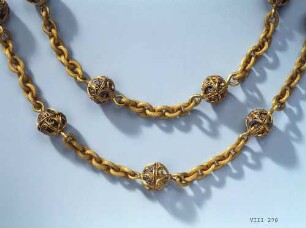Hüftkette mit 37 durchbrochenen Kugeln und Goldgliedern