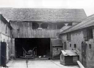 Bauernhof in Scado : Bauwesen - Wirtschaftsgebäude und Gehöfte. Ort: Škodow / Scado. Bauernhof der Familie Bisold. Innenansicht (Schuppen mit Gang)