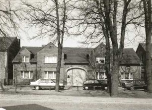 Schleife, Friedensstraße 20. Gehöft. Um 1900. Wohnhaus. Straßenfront mit Durchfahrt