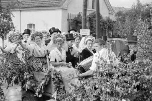 Festumzug beim Hahnrupfen in Neuendorf : Swjedźenski ćah při łapanju kokota w Nowej Wsy : Neuendorf / Nowa Wjas