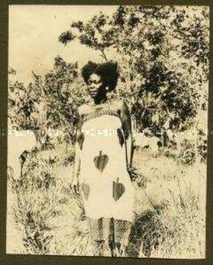 Afrikanische Frau in ornamentalem Gewand