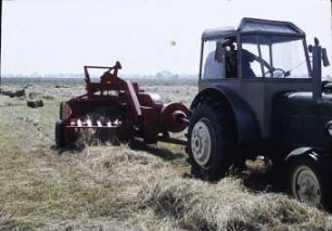 Hochdruckpresse MF 703 eingesetzt zur Heuernte