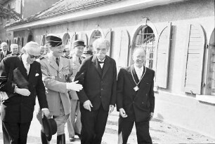 Freiburg: Sportstadion; gehende Gruppe: Comte d'Harcourt, General Schlesser, Schweitzer, Magnifizenz