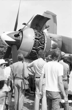 Freiburg: Sea Fury-Maschine und Publikum