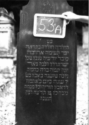 Grabstein 53 (Index: 100090790) Material: Granit Zustand: gut Maße HxBxT: 164x49x14 cm Beschreibung: Stele, getreppter Sockel, eingezogener Korbbogenabschluß Symbolik: Voluten, Blumen: Grabstein 53A