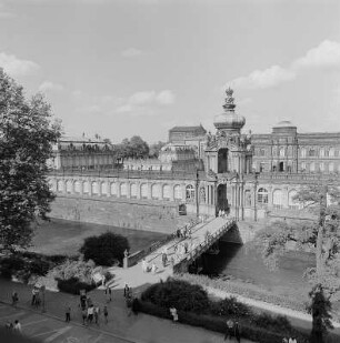 Dresden. Zwinger, Kronentor mit Langgalerien und Graben