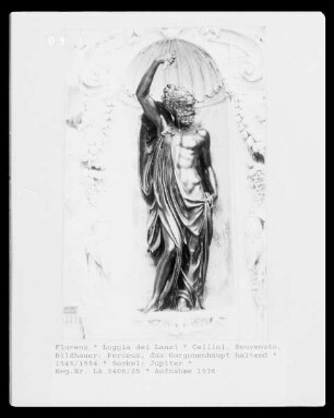 Perseus mit dem Haupt der Medusa — Sockel mit Statuennischen, Fruchtbarkeitsgöttinnen, Masken und Widderköpfen — Jupiter