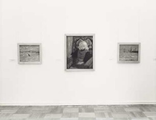 Segelschiffhafen (Italien) : Raumaufnahme mit den Gemälden "Strand mit Landungsbrücke und zwei Frauen", "Blondes Mädchen mit rotem Kleid" und "Segelschiffhafen". Dresden: Ausstellung Richard Dreher: 1875–1932. Galerie Neue Meister im Albertinum vom 23. Februar bis 10. April 2002