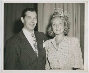Milton Berle und Marlene Dietrich im Studio anlässlich seiner Radio Show "Let Yourself Go" (Juni 1944)