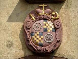Wallfahrtskapelle Maria Schnee-Ansicht von Westen-Wappenkartusche des Erzbistums Mainz (restauriert) in Farbigkeit mit Krummstab und Schwert (Geistlicher- sowie weltlicher Gewalt)