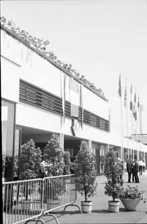 Basel (CH) - Mulhouse (F): Turm und Terrasse mit Zuschauern