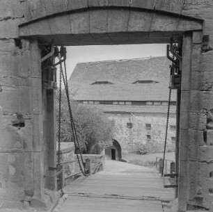 Stolpen : Stolpen. Burg Stolpen. Blick zum Kornhaus