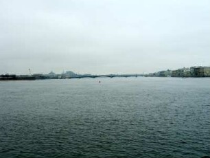 St. Petersburg: Newa-Ufer mit städtischer Bebauung