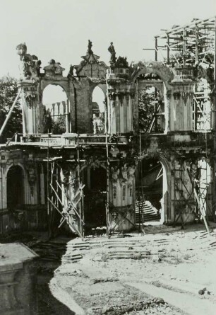Dresden, Zwinger, teilweise eingerüstete Ruine des Wallpavillons