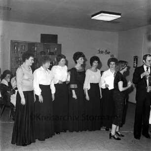 Verein Oldesloer Kegler: Stadtmeisterschaft: Schützenhalle: das Siegerteam "Montagsdamen" des Frauen-Mannschaftswettbewerbes: Elfriede Groda, Elke Schröder, Hannelore Schröder, Rita Böttcher, Edith Erbs und Gerda Zielke