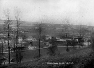 Blick zur Oberschaar : vorn Fleischerei Meyer, dahinter die Gebäude der Pursche-Fabrik, am Berg die Bauernhöfe der Oberschaar