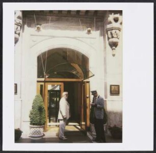 Wolfram Siebeck vor dem Hotel Four Seasons in Istanbul