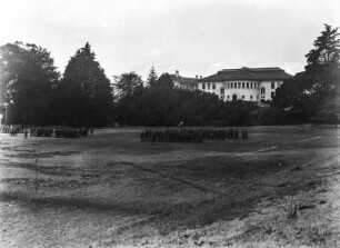 University of California : Blick auf einen Sport- und Paradeplatz der Universität in Berkeley; im Hintergrund Gebäude.