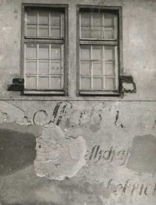 Zinnwald-Georgenfeld. Stahlwerk Becker AG Willich/Rheinland, Abteilung Grubenbetrieb Zinnwald (1916/1917, M. Herfurth). Verwaltungsgebäude, Geisinger Straße 14. Fenster (Obergeschoss) und alte Firmenbeschriftung