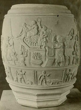 Spätantike Vase mit synkretistischen Reliefdarstellungen : Spätantike Vase mit synkretistischen Reliefdarstellungen und Schlangenhenkeln. Wohl Nachbildung, aus Schloß Neschwitz. Muschelkalk; Höhe ca. 50 cm. Bautzen: Stadtmuseum