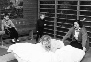 Freiburg im Breisgau: Rhythmus-Therapie in der Kinderklinik des Universitätsklinikums