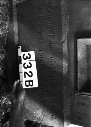 Grabstein 332 (Index: 100085187) Maße HxBxT: 224x75x30 cm Beschreibung: ädikulaart. St. m. Säulen, getreppt. Sockel/Abschl. m. Mittelakroter. Schrift eingetieft: Grabstein 332B