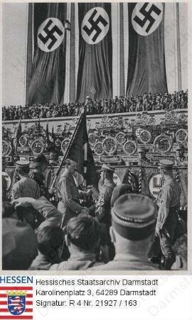 Hitler, Adolf (1889-1945) / Sammelwerk Nr. 15 'Adolf Hitler', Bild Nr. 175, Gruppe 66 / Porträt Hitlers in Uniform (Bildmitte) auf dem Reichsparteitag in Nürnberg bei der Weihe der Standarten, Gruppenaufnahme