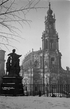 Dresden-Altstadt. Hofkirche (1739-1755, G. Chiaveri). Blick von der Brühlschen Terrasse mit Figurengruppe "Die Nacht" (1863-1868, J. Schilling)