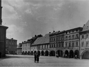Liebau (heute: Lubawka). Niederschlesien. Am Ring. Historische Häuser mit Laubengängen. Links angerissen: das Rathaus